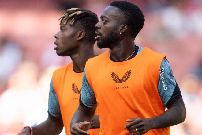 Los hermanos Williams calientan en pretemporada ante el Arsenal en el Emirates (Foto: Athletic Club