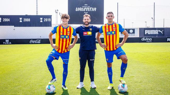 Javi Guerra y César Tárrega posan con Carlos Corberán tras renovar con el Valencia (Foto: VCF).