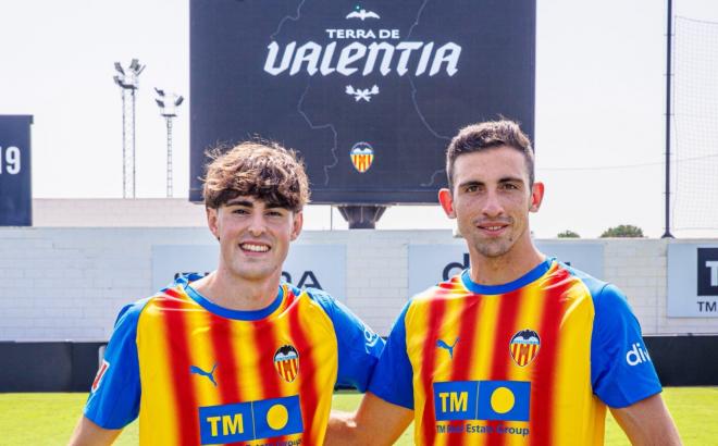 Javi Guerra y César Tárrega posan tras renovar con el Valencia (Foto: VCF).