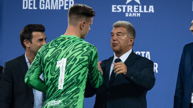 Ter Stegen y Joan Laporta (Fuente: Cordon Press)