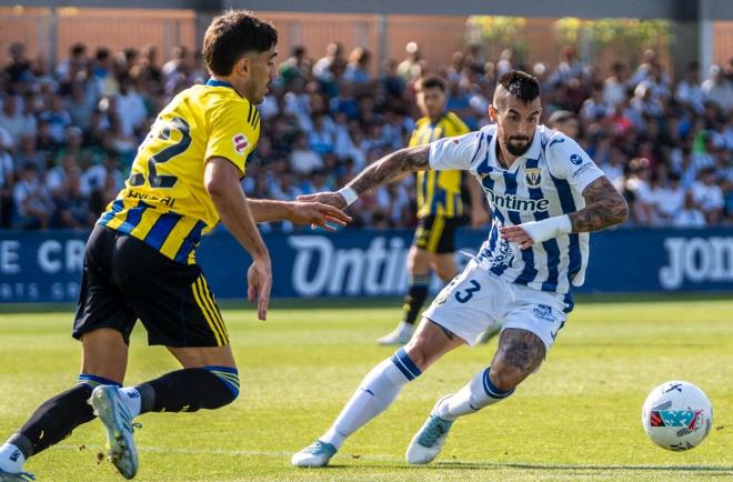 Álex Millán encara a Nacho Vidal en el Leganés-Real Oviedo (Foto: CDL).