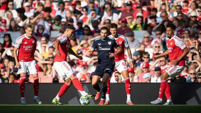 Lekue rodeado de rivales en pretemporada ante el Arsenal en el Emirates (Foto: Athletic Club).