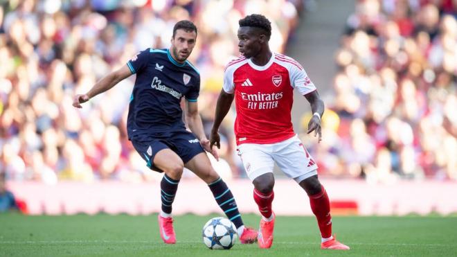 Iñigo Lekue ante Saka en la pretemporada ante el Arsenal en el Emirates (Foto: Athletic Club).