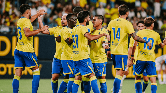 Los jugadores del Cádiz celebran el gol de Climent en el Trofeo Carranza (Foto: CCF).