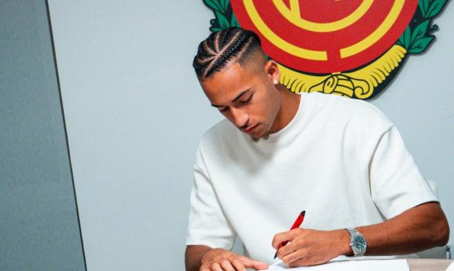 Mateo Joseph firma como nuevo jugador del Mallorca (Foto: RCDM).