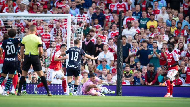 Unai Simón se lanza a por un balón en la pretemporada ante el Arsenal en el Emirates (Foto: Athletic Club).