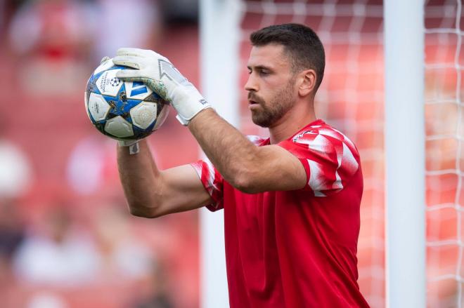 El portero Unai Simón calienta en pretemporada para medirse al Arsenal en el Emirates (Foto: Athletic Club).