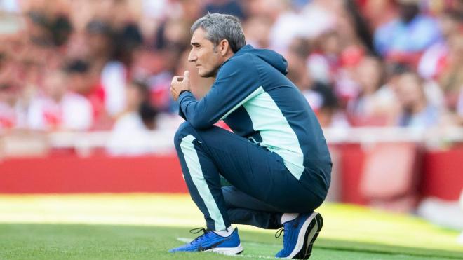 Pensativo Ernesto Valverde en pretemporada ante el Arsenal en el Emirates (Foto: Athletic Club).