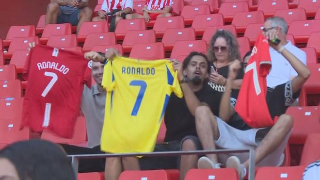 Muchos aficionados se acercaron al estadio con camisetas de Cristiano Ronaldo.