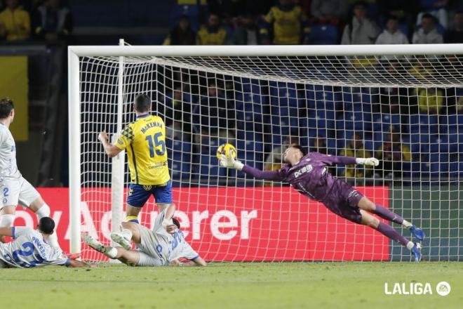 Adrián Rodríguez encaja un gol en el Las Palmas-Alavés (Foto: LALIGA).