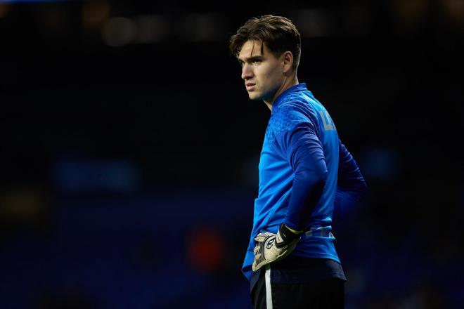Adrián Rodríguez calienta antes de un partido del Alavés (Foto: Europa Press).