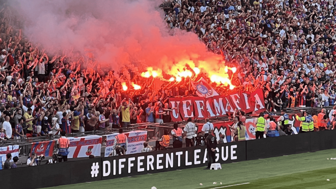 Aficionados del Crystal Palace protestan contra la UEFA.