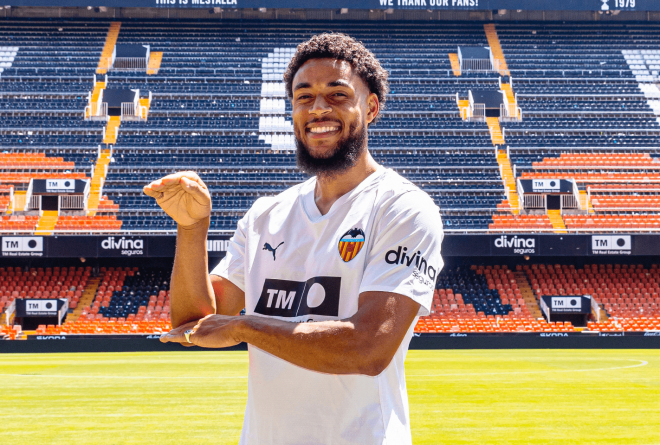 Arnaut Danjuma firma con el Valencia CF (Foto: Valencia CF)