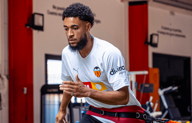 Arnaut Danjuma firma con el Valencia CF (Foto: Valencia CF)