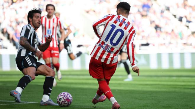 Álex Baena asistiendo a Julián Álvarez (Fuente: EFE)