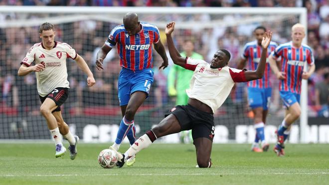 Mateta salva una entrada de Konaté en el Crystal Palace-Liverpool (Foto: @CPFC).