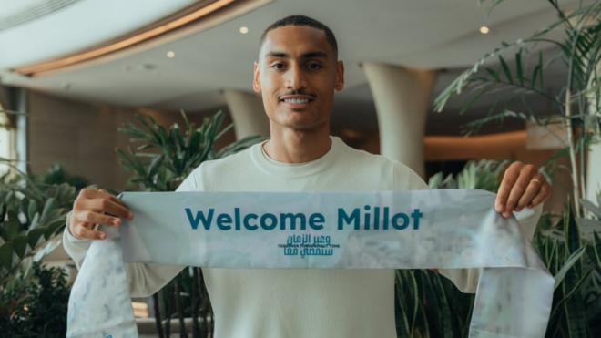 Enzo Millot en su llegada a Arabia Saudí (Fuente: Al-Ahli)