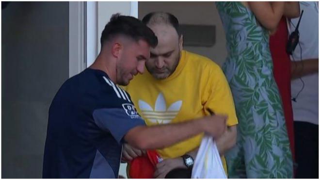 Aymeric Laporte firmando a los aficionados en el partido del AlNassr. (@AthleticXtra)