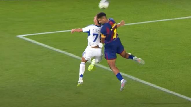 Golpe de Ronald Araújo y Nico Paz, durante el Barcelona-Como