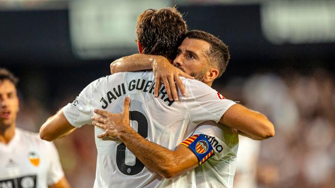 Javi Guerra y Gayà (Foto: Valencia CF)