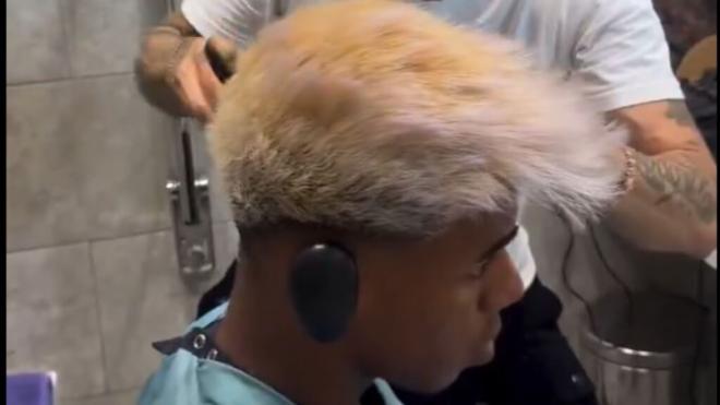 Lamine Yamal cambiándose el 'look' (Fuente: X)