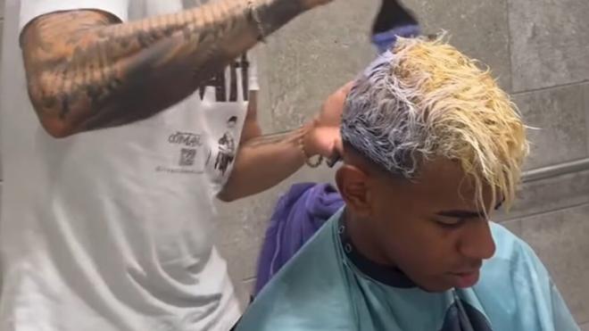Lamine Yamal cambiándose el 'look' (Fuente: X)