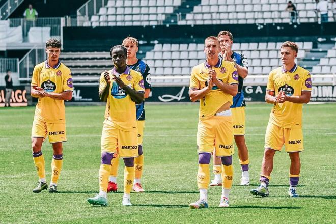 Los jugadores del Pucela aplauden a su afición (Foto: Sara Cabezas).