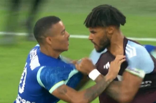 Tyrone Mings zarandea a Mason Greenwood en el Marsella-Aston Villa.