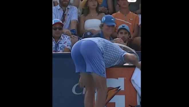 Medvedev mete la cabeza en una nevera.