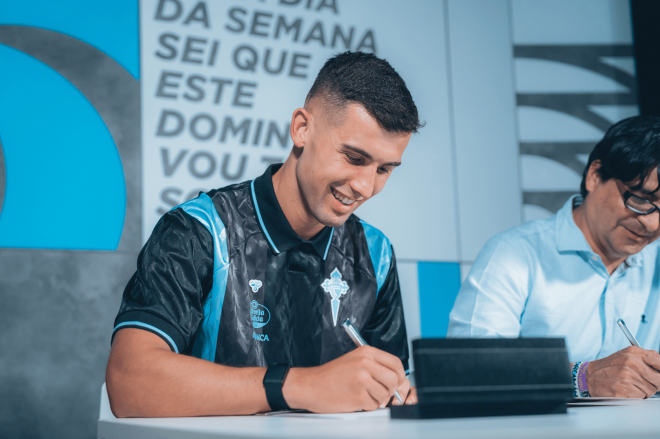 Carlos Domínguez tras renovar su contrato (Foto: Celta).