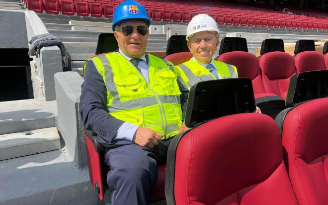 El presidente del FC Barcelona, Joan Laporta, con el presidente de Limak, Nihat Ozdemir, en su visi