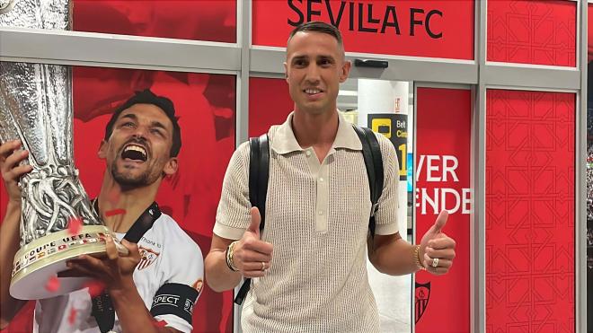 Vlachodimos, en su llegada a Sevilla (Foto: Kiko Hurtado).