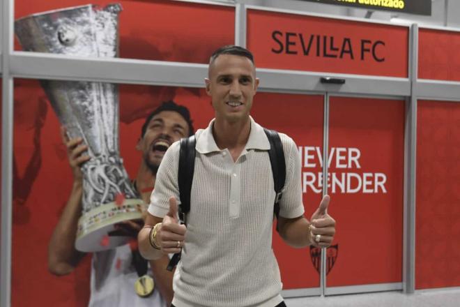 Odysseas Vlachodimos, en su llegada a Sevilla (Foto: Kiko Hurtado).