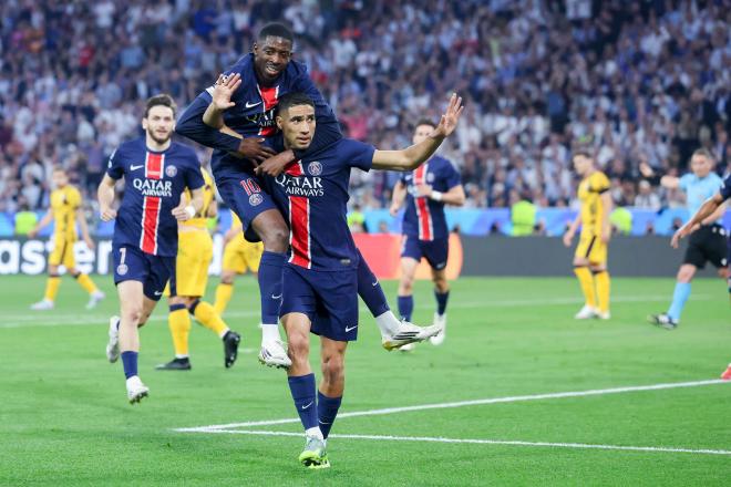 Dembélé abraza a Achraf tras su gol en la final de Champions (Foto: Cordon Press).