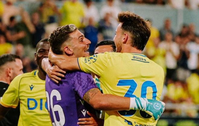 Marcos Denia abraza a Víctor Aznar tras los penaltis del Trofeo Carranza (Foto: Cádiz CF).