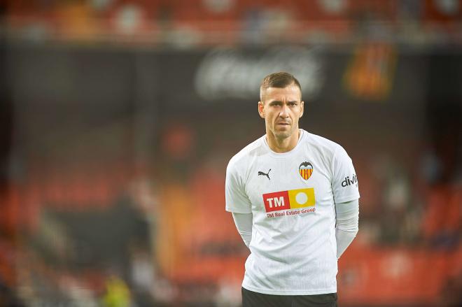 Jaume Doménech calienta con el Valencia CF (Foto: CordonPress).