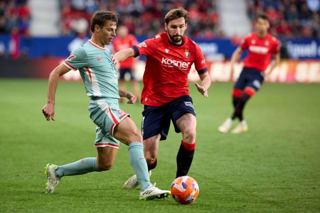 Azpilicueta da un pase delante de Moncayola en el Osasuna-Atlético (Foto: Cordon Press).