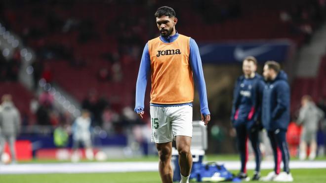 Omar Alderete calienta con el Getafe (Foto: EuropaPress).