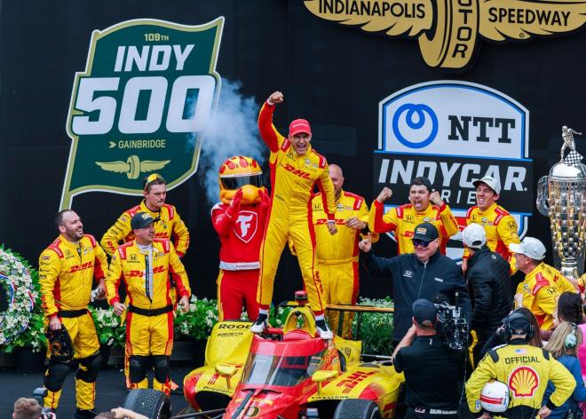 Álex Palou, celebrando su victoria en Indianapolis este 2025 (Europa Press)