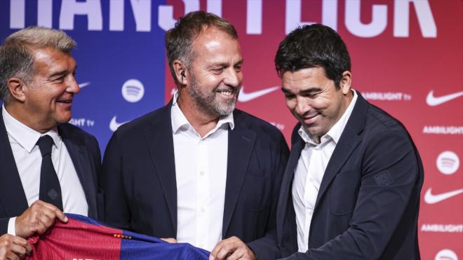 Joan Laporta, Hansi Flick y Deco, en la presentación del técnico alemán (Europa Press)