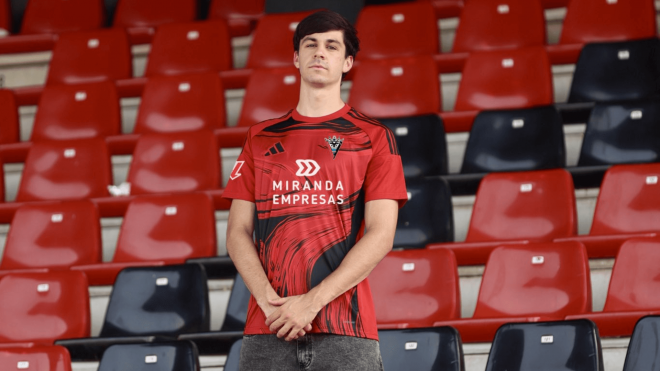 Gonzalo Petit posas como jugador del Mirandés (Foto: CDM).