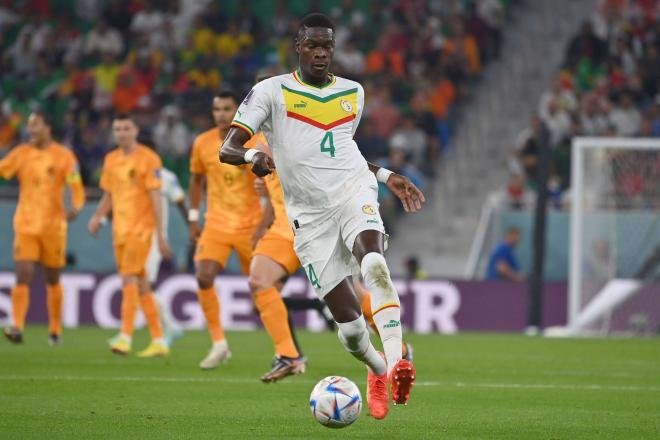 Pape Abou Cissé juega un partido con Senegal (Foto: CordonPress).