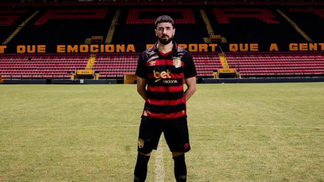 Joao Silva posa con su club (Foto: Sport Recife).