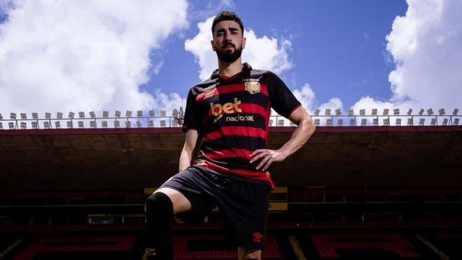 Joao Silva posa con su club (Foto: Sport Recife).