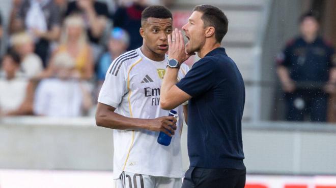 Kylian Mbappé y Xabi Alonso en el Tirol - Real Madrid (Foto: Cordon Press)