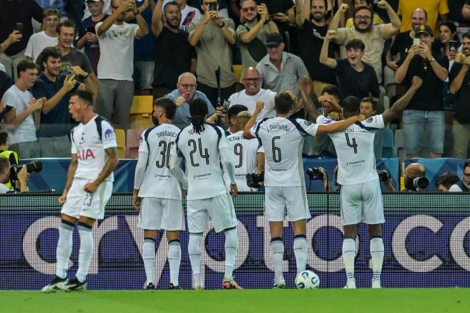 Los jugadores del Tottenham celebran el gol del Cuti Romero (FOTO: EFE).