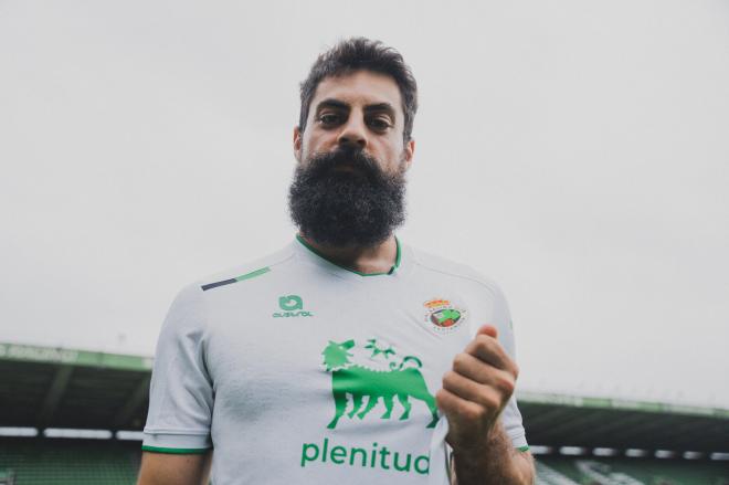 Asier Villalibre, durante su presentación con el Racing (Foto: Racing de Santander).