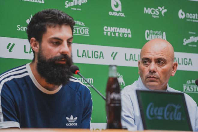 Asier Villalibre, durante su presentación con el Racing (Foto: Racing de Santander).