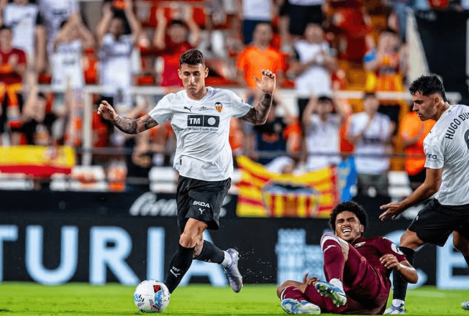 Dani Raba juega en Mestalla ante el Torino (Foto: Valencia CF)