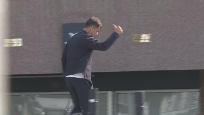 Joan Soler, con el pulgar arriba entrando en las oficinas del Barça
